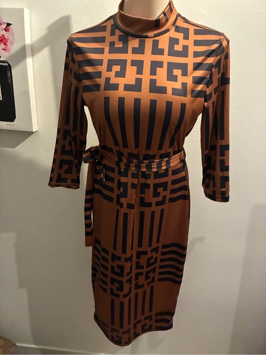 Dresses & Skirts - Women's Brown Geometric Print Midi Dress with Belt